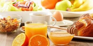 Πρωινό γεύμα με χυμό πορτοκάλι, αυγό, μαρμελάδα, μέλι, δημητριακά φρούτα κλπ - Δέκα συνταγές για να ξεκινήσετε σωστά τη μέρα