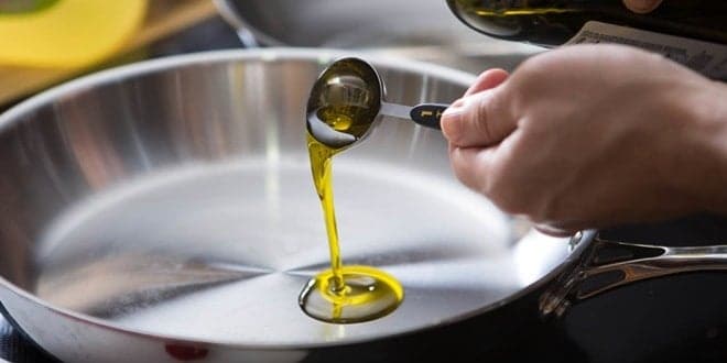 Μία κουταλιά ελαιόλαδο στο τηγάνι που είναι και το πιο υγιεινό λάδι για το τηγάνισμα σύμφωνα με αποτελέσματα έρευνας