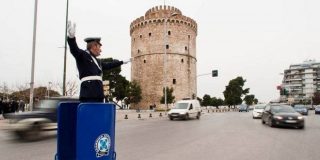 Τροχονόμος ρυθμίζει την κυκλοφορία των οχημάτων κοντά στον Λευκό Πύργο - Live κίνηση δρόμων Θεσσαλονίκης