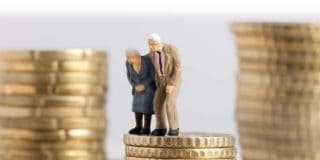 Ηλικιωμένοι συνταξιούχοι πάνω σε λίστα με κέρματα ευρώ από Συντάξεις του Ελληνικού Δημοσίου