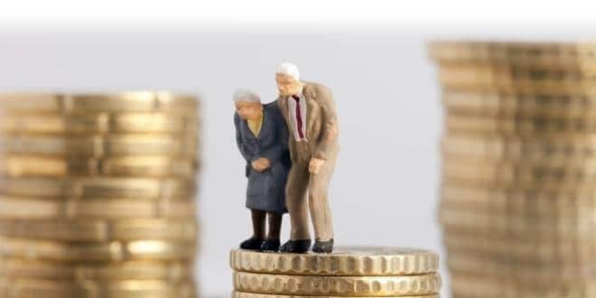 Ηλικιωμένοι συνταξιούχοι πάνω σε λίστα με κέρματα ευρώ από Συντάξεις του Ελληνικού Δημοσίου