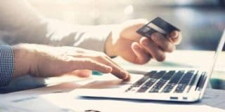 Πολίτης πληρώνει online με χρεωστική ή πιστωτική κάρτα, μέσω υπολογιστή (laptop) φόρους και οφειλές μέσω taxisnet