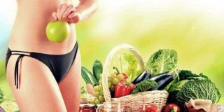 Γυναίκα αδύνατη μαζί με τρόφιμα - κηπευτικά με χαμηλά λιπαρά και θερμίδες - Θερμιδομετρητής για αδυνάτισμα