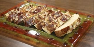 Πασχαλινό τσουρέκι (μετά από εκτέλεση της συνταγής και τα υλικά που απαιτούνται) σερβιρισμένο σε φέτες - κομμάτια