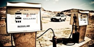 Πρατήριο Καυσίμων - Βενζινάδικο με δύο αντλίες στην ερημιά με αναγραφή τιμών καυσίμων ανά λίτρο