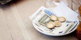 Χαρτονομίσματα και κέρματα από Ευρώ σε πιατάκι για πληρωμή παράβολων μέσω του e-paravolo του Taxisnet & Gsis