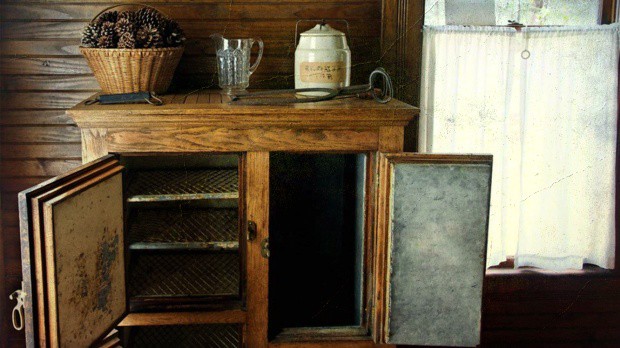 1840 - Τα πρώτα Iceboxes (παγοκιβώτια) κατασκευάστηκαν από ξυλουργούς 1840 - Τα πρώτα Iceboxes (παγοκιβώτια) κατασκευάστηκαν από ξυλουργούς