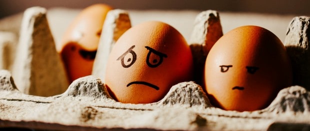 Αυγά σε καρτέλα αυγοθήκη - Eggs Στενοχωρημένα ... αυγά σε καρτέλα αυγοθήκη - Eggs