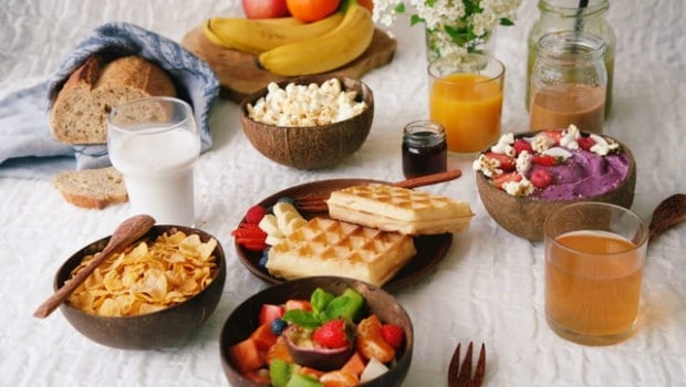 Πρωινό γεύμα - Breakfast Πρωινό γεύμα με γάλα, δημητριακά, φρούτα, μέλι, πορτοκαλάδα - Breakfast