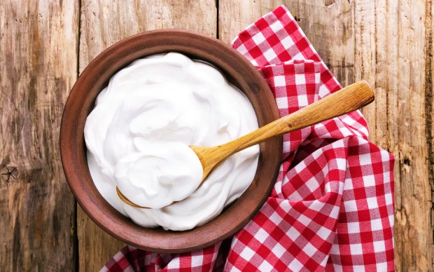 Greek Yogurt - Ελληνικό γιαούρτι σε πήλινο δοχείο, ξύλινη κουτάλα και τραπέζι με καρέ τραπεζομάντηλο