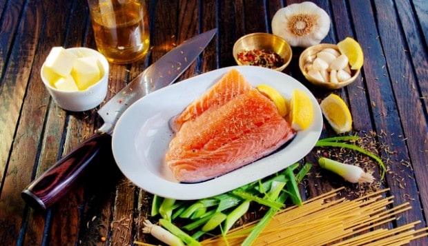 Superfoods ψάρια Σολωμός - Salmon | Ωμέγα-3 λιπαρά οξέα Superfoods - Ψάρια Σολωμός στο πιάτο με λεμόνι, σκόρδο, μακαρόνια - Salmon | Ωμέγα-3 λιπαρά οξέα