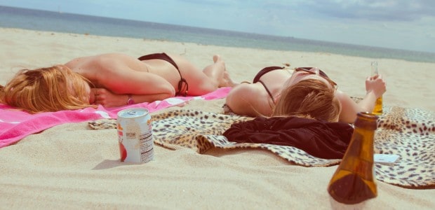 Women Sunbathing on Beach - Γυναίκες στην παραλία και την θάλασσα