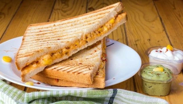 Bread with cheese fillings on white ceramic plate photo Άσπρο ψωμί του τοστ - Bread with cheese fillings on white ceramic